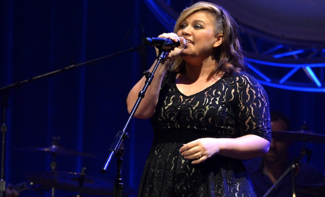 Skinny People Insulted by Kelly Clarkson’s Disregard of Celebrity Body Type Standards